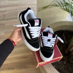 VANS KNU